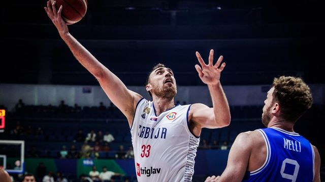 Nikola Milutinov proigrao u nastavku (©FIBA Basketball) 
